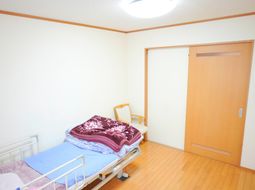 明るい居室の様子