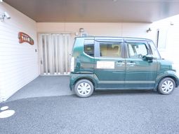 エントランスと車