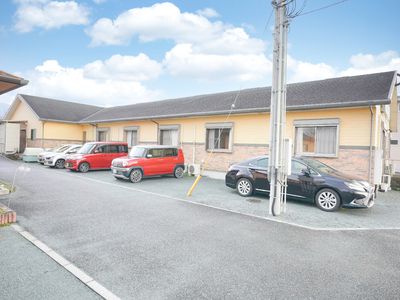 黄色い壁の低層建屋