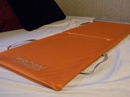 オレンジ色の移乗介助用具