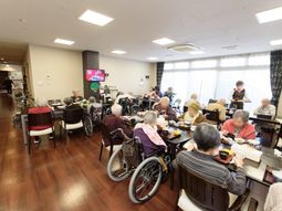 食事をとる利用者の食堂
