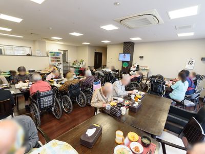 明るい共有ダイニング
