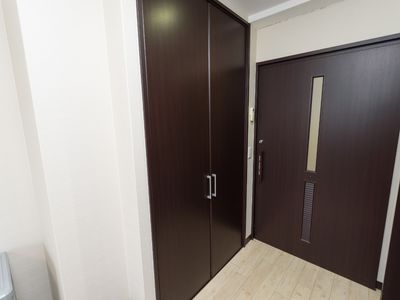 茶色の扉が特徴的な廊下