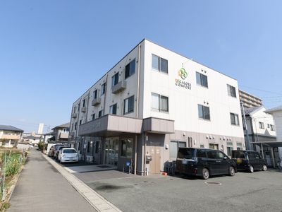 外観と駐車場の施設