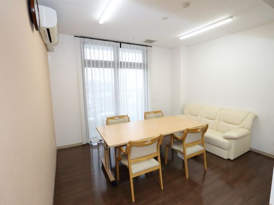 明るい居室のテーブルとソファ