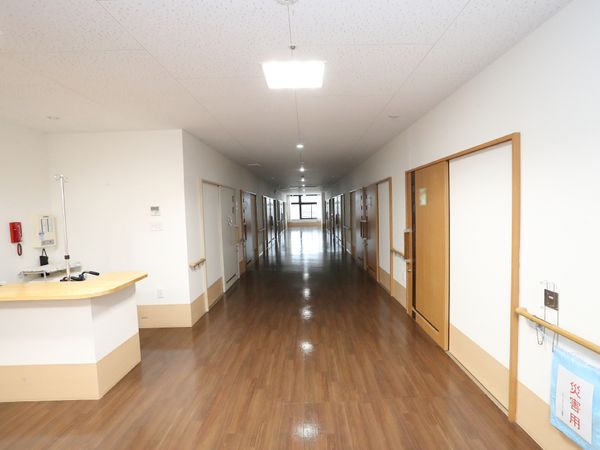 明るい廊下の光景