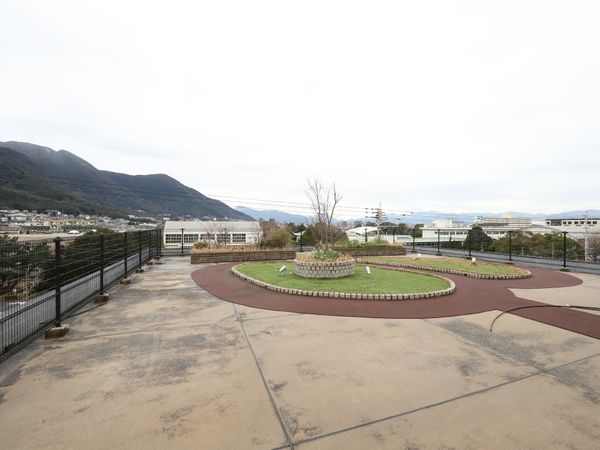 山と海が見える中庭