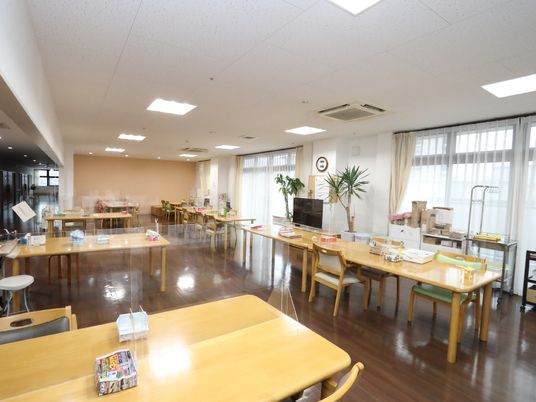 広々とした明るい休憩室