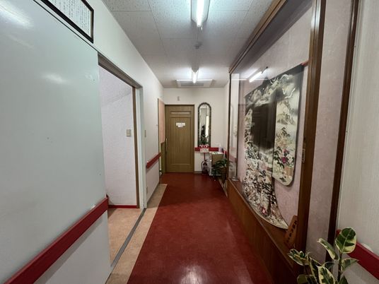 赤い床の廊下