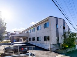 明るい日差しの施設外観