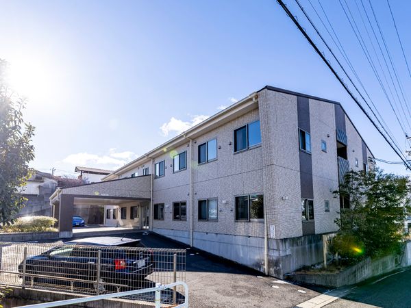 明るい日差しの施設外観