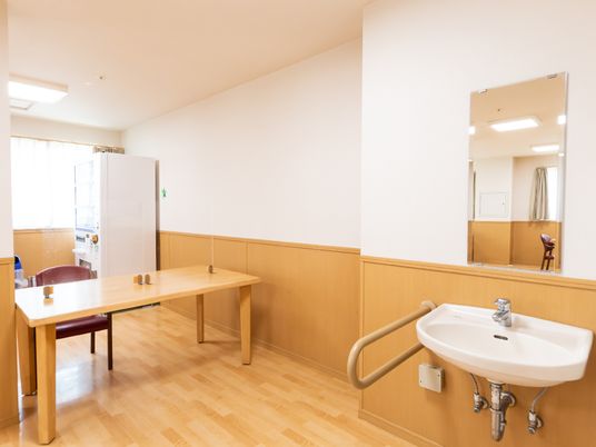 手すり付き洗面台とテーブル