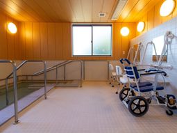 浴室と介助用椅子