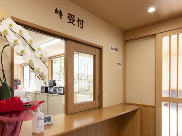 明るい受付エリア 受付 お出迎えするこの受付は、暖かみのあるデザインで、新しい職場として心安らぐ環境です。サービス提供においても重要な、アクセスしやすく、開放感のある場所となっています。