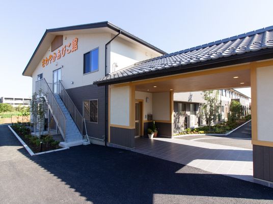 明るい外観の建物エントランス