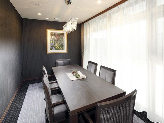 シックな食堂のテーブルセット