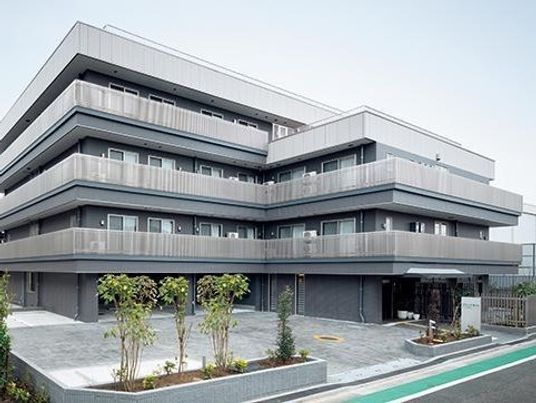 モダンな施設の外観