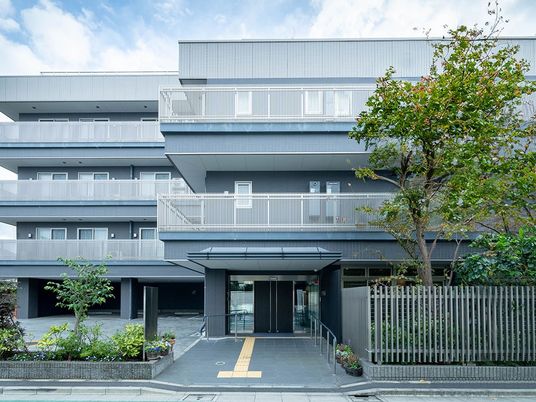 現代的な建物の外観