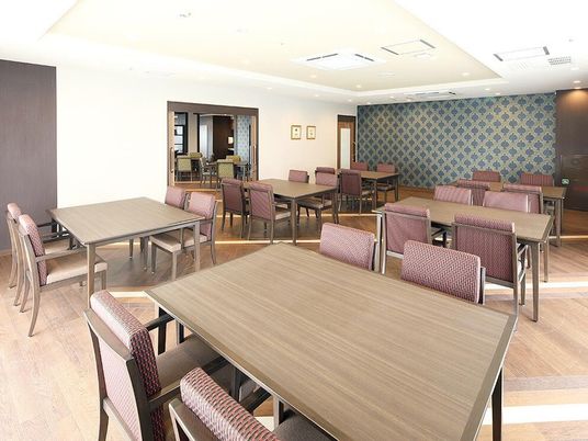 明るいダイニングの空間