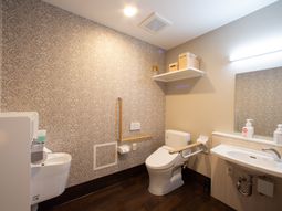 手すり付き清潔なトイレ空間