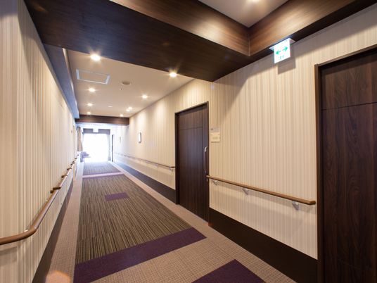 清潔感ある広々とした廊下