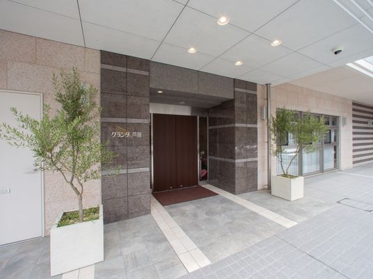 エントランスの明るい風景