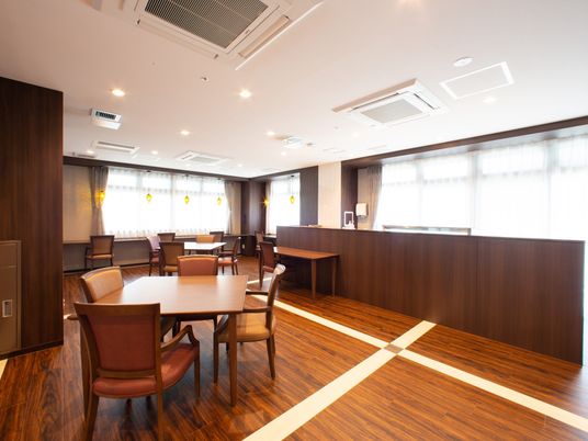 広々とした明るい食堂