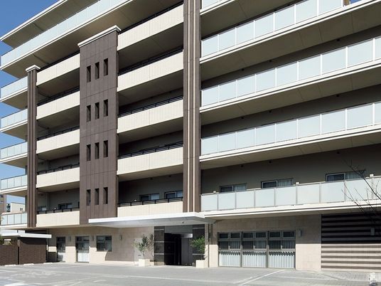 モダンな建物の外観