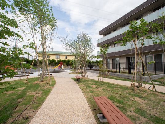 緑豊かな施設の中庭