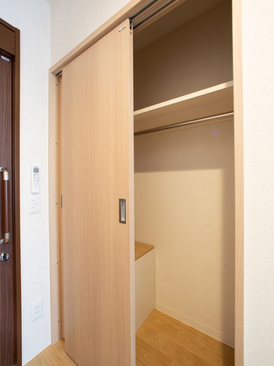 広々とした明るいクローゼット