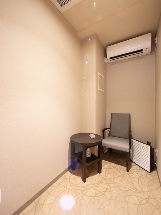 落ち着いた色合いの居室