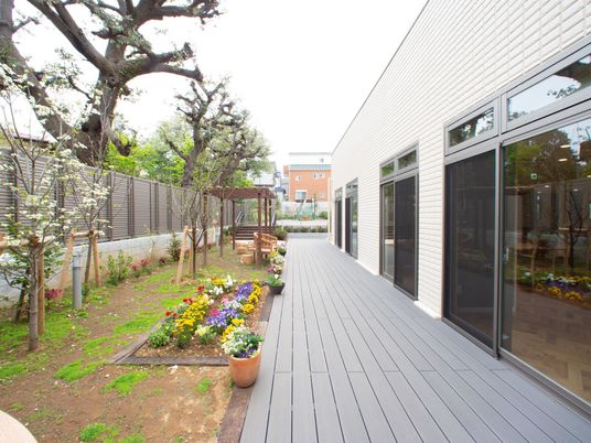 緑豊かな中庭スペース