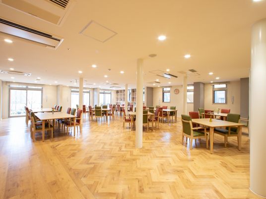 明るい広々としたダイニング