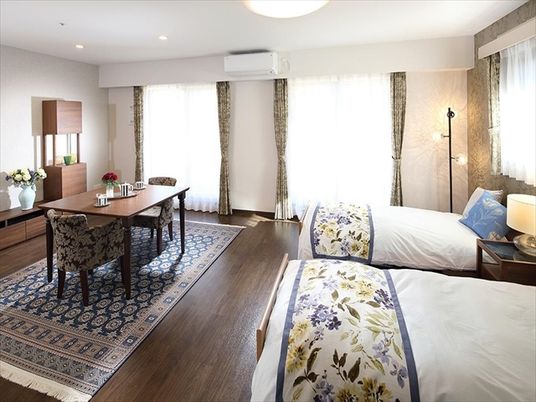 広々とした洋室の一室