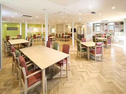 広々とした明るい食堂