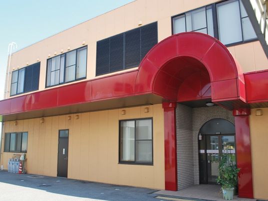 赤いアーチ型の玄関