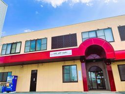 カラフルな建物のエントランス