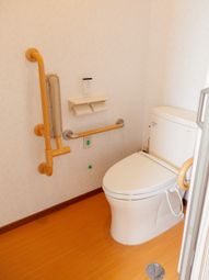 手すり付きのトイレ