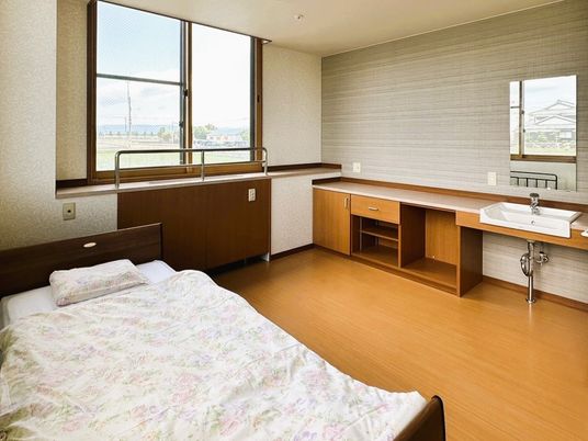 居室内のベッドと洗面台