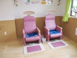 ピンクの椅子が置かれた部屋