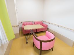 ピンクの椅子がある休憩室