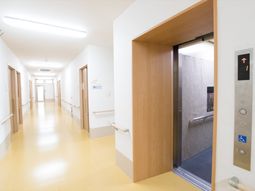 清潔感のある廊下とエレベーター