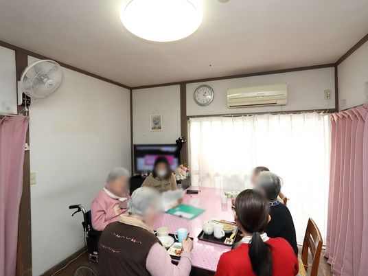 居室での食事風景