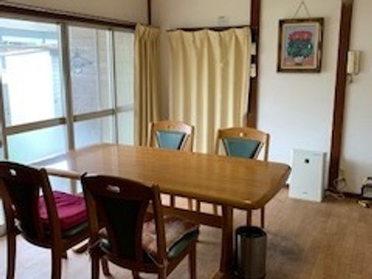 明るい居室の一角