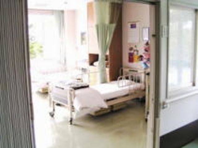 静かで明るい居室 居室 大きな窓から自然光が差し込む、開放的で落ち着ける居室です。ベッド周りにゆとりのある配置になっています。