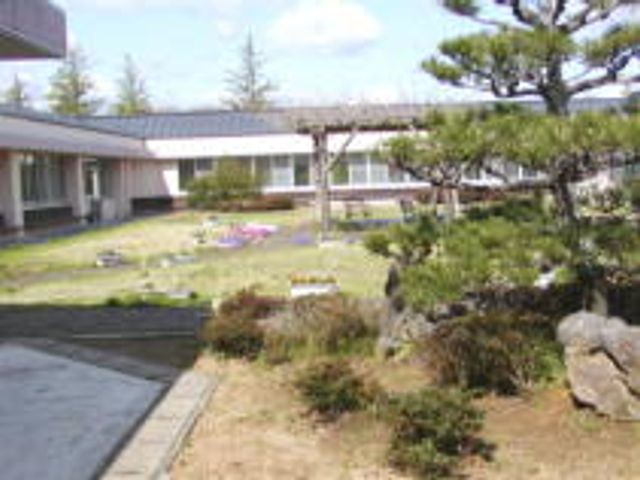 整備された庭園 庭 自然に囲まれた広々とした庭園です。リラックスしながら散歩を楽しんでいただけます。