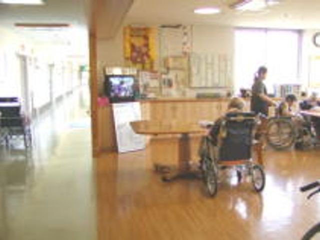 広々とした廊下 廊下 車椅子を利用している方が安心して過ごせる明るいスペースです。自然光が心地よく差し込みます。