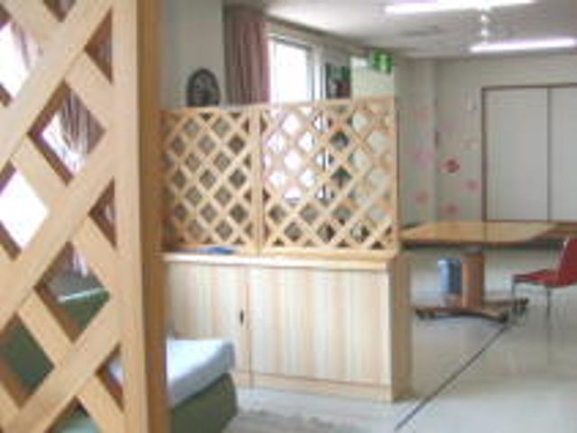 自然光が差し込む空間 多目的室 広々とした空間で、大きな窓から自然光が入り、明るい雰囲気が感じられます。