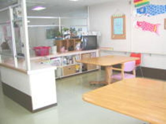 色とりどりの装飾が施された共有スペース
