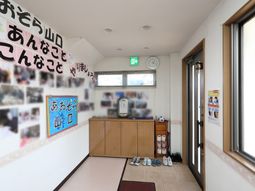 廊下の掲示物と時計